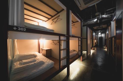 札幌HELIO HOSTEL SAPPORO的客房内的一组双层床