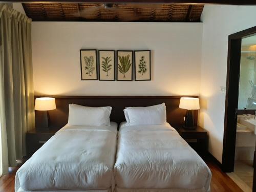 Sungai PelikSepang Golden PalmTree Family Villa 2 Bedroom的卧室内两张并排的床