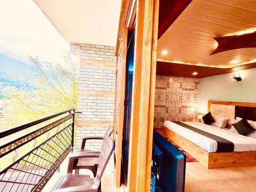 马拉里Sana cottage - Affordable Luxury Stay in Manali的一间卧室设有一张床和一个阳台