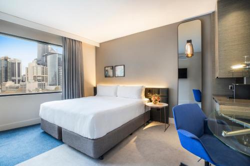 墨尔本墨尔本皇冠假日酒店的酒店客房设有床和窗户。