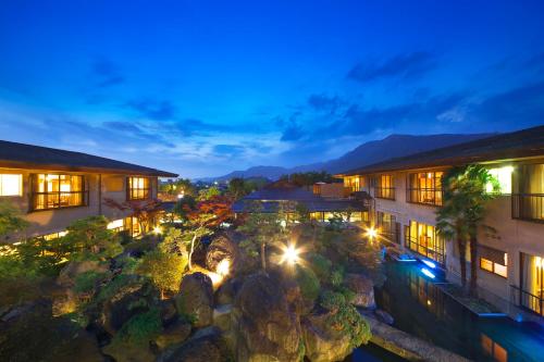 笛吹市甲子园铭庭日式旅馆的晚上酒店享有空中景色