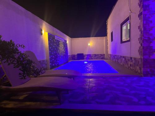 Naj‘ al AḩwālNubian Villa with Private Pool的紫色灯室的游泳池