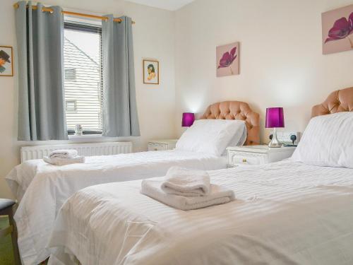 玛丽波特Harbour Watch的一间卧室配有两张带毛巾的床