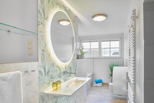 奥斯赛拜-塞林塞灵希彻洛斯酒店的一间带水槽和镜子的浴室