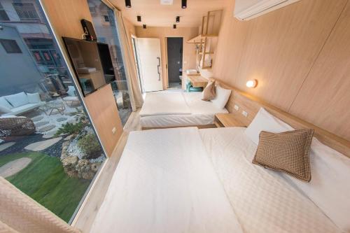 小琉球岛屿野 • 山隐 露营区的小房间设有两张床和大窗户