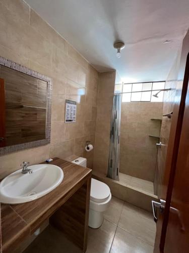 卡哈马卡Antara Hostal的一间带水槽、卫生间和淋浴的浴室