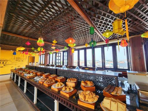 会安iHome Hoi An的包括许多食物和灯的自助餐