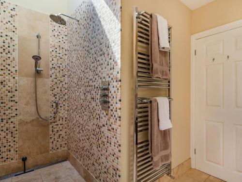 East WinchRivendell Lodge的带淋浴和步入式淋浴间的浴室