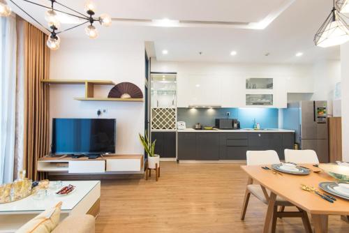 河内Premium Apartment Vinhomes Metropolis BaDinh的厨房以及带用餐室的起居室。