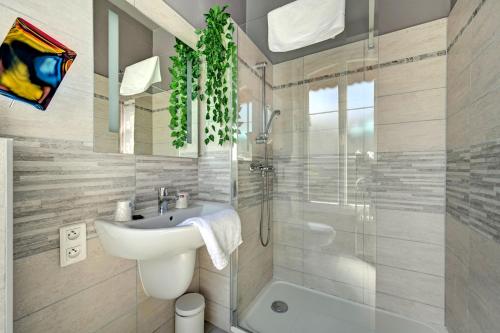 塔拉斯孔Hotel Des Artistes的一间带水槽、卫生间和淋浴的浴室