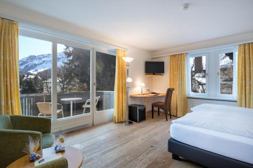马洛亚施瓦泽豪斯瑞士优质酒店的酒店客房设有一张床和一个阳台。