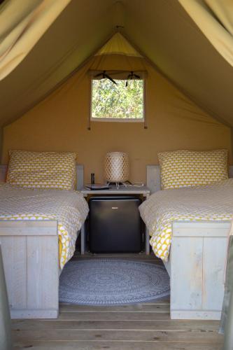 吕洛Safaritent Lodge 2 (2 persoons)的一间设有两张床的客房,并在帐篷内配有电视
