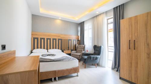 安塔利亚卡夫卡斯酒店的配有一张床和一张书桌的酒店客房