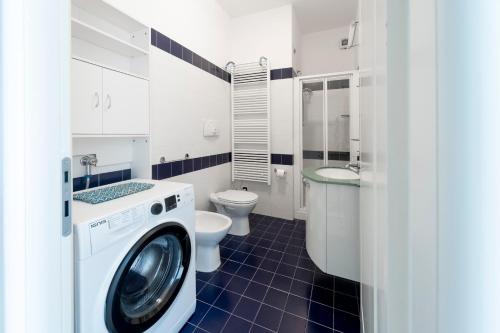 菲纳莱利古雷La Vela的浴室配有洗衣机、卫生间和水槽