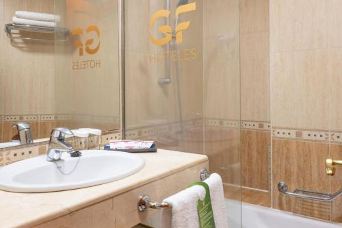 拉克鲁斯诺利亚GF公寓的一间带水槽和淋浴的浴室