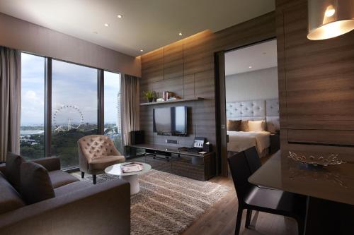新加坡Pan Pacific Serviced Suites Beach Road, Singapore的一间客厅,客厅内配有一张床和一台电视