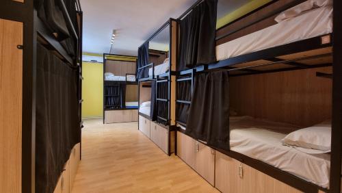 巴塞罗那Onefam Les Corts的走廊上设有三张双层床。