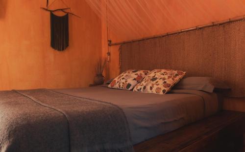 伊斯费古耶拉尔海滩Hostal Esfigueral的帐篷内的一张床位,上面有两个枕头