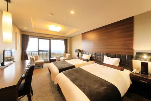 那须町FOURTREAT plus NASUKOGEN的酒店客房配有两张床和一张书桌
