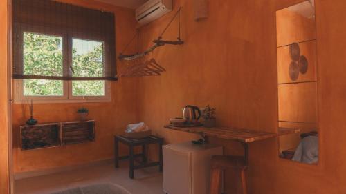 伊斯费古耶拉尔海滩Hostal Esfigueral的客房设有带桌子和窗户的小厨房。