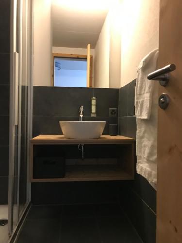 SchwandenBerghotel Mettmen的浴室设有白色水槽和镜子