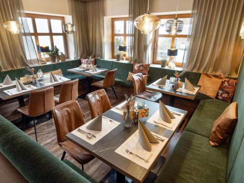斯图姆La Pasta Hotel Restaurant的餐厅设有桌椅和窗户。
