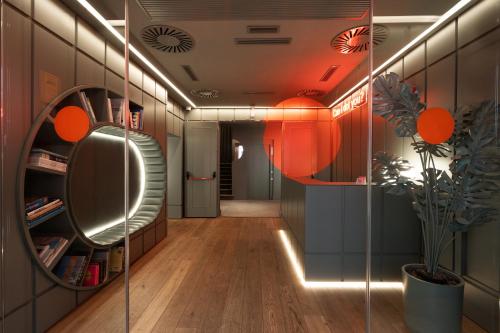 马德里Chic & Basic dot的走廊上设有橙色灯和镜子