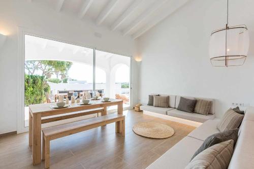 BinissafullerVillas Etnia的白色的客厅配有桌子和沙发