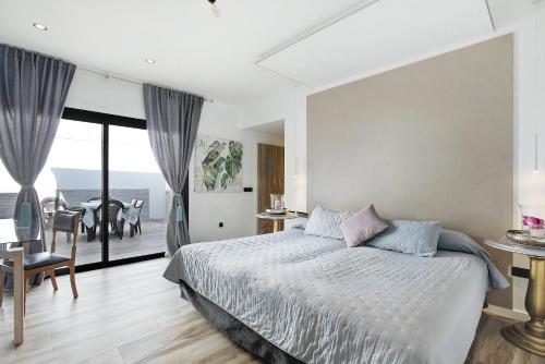 ArmeñimeVilla Ocean View - Costa Adeje - Near Golf - Tenerife South - Canary Islands - Spain的一间卧室配有一张床,享有海景