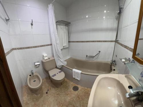 米哈斯科斯塔Riviera del Mar apartment的带浴缸、卫生间和盥洗盆的浴室