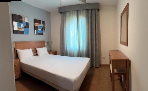 米哈斯科斯塔Riviera del Mar apartment的卧室配有白色的床和窗户。