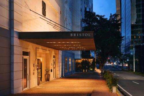 巴拿马城Bristol Panama, a Registry Collection Hotel的一座建筑物,上面有读到胸部的标志
