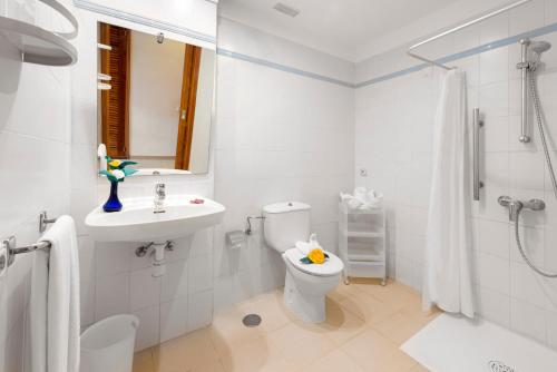 阿罗纳Spa & Sport Hotel Mar y Sol的白色的浴室设有卫生间和水槽。