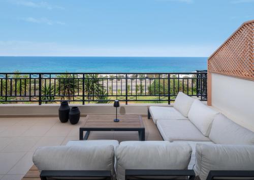赫索尼索斯Zuzu Riviera Living的带沙发的客厅,享有海景
