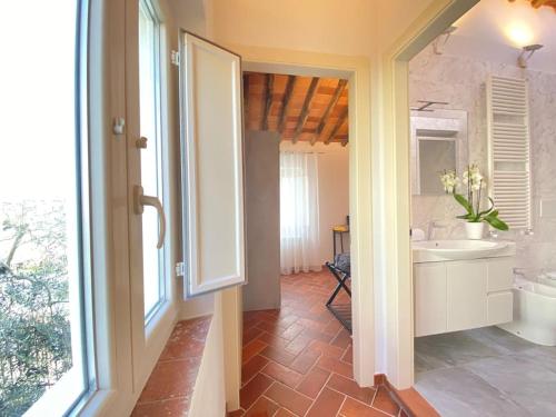 卡潘诺里Relax&Business [Wi-fi, TV HD, Parcheggio gratuito]的通往带水槽的浴室的开放式门