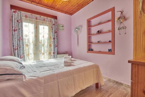 Agios LeonVilla Roxa Montuoso的一间卧室设有一张床和一个窗口