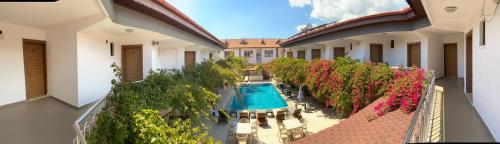 奥尔塔贾EON DALYAN BOUTIQIE HOTEL的享有带游泳池的庭院的顶部景致