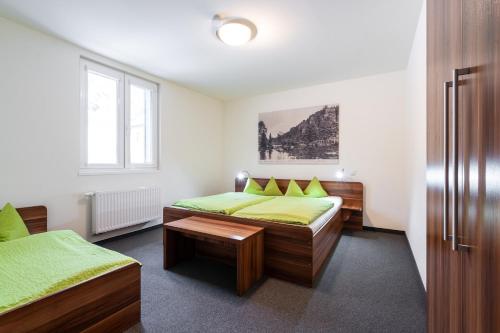 BielatalApartment Felswelten的一间卧室配有两张带绿床单的床