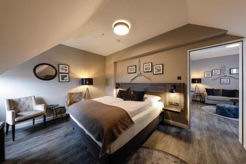 柏林柏林安德尔斯霍夫机场酒店的一间卧室配有一张大床和镜子