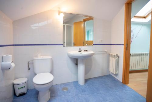 卢戈CASA CINES的白色的浴室设有卫生间和水槽。