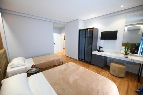 伏罗拉Ulcas guest huse的酒店客房设有两张床和电视。