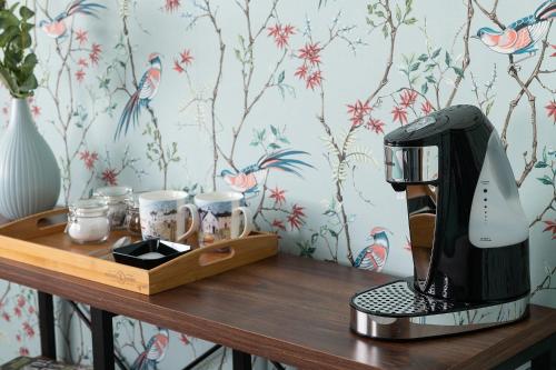 滨海韦斯顿Crookes House的木桌上的咖啡壶和杯子