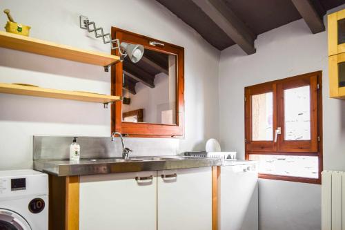贝萨卢CAN FRUITÓS Alojamiento rural en Besalú的厨房配有水槽和洗衣机