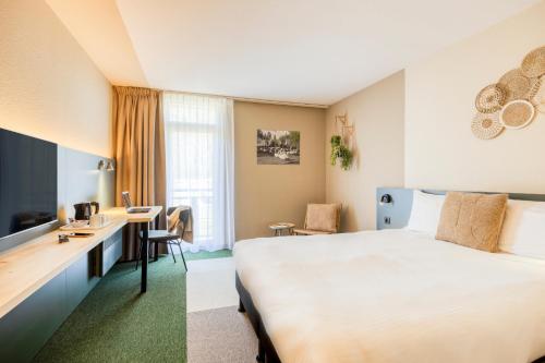 布鲁日布鲁日格林公园酒店的配有一张床和一张书桌的酒店客房