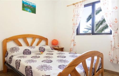 巴列埃尔莫索One bedroom house with sea view enclosed garden and wifi at Vallehermoso 2 km away from the beach的一间卧室设有一张床和一个窗口