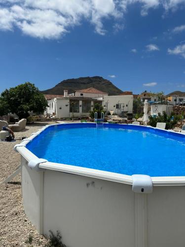 阿罗纳Casa Rural El Pasil的院子里的大型蓝色游泳池