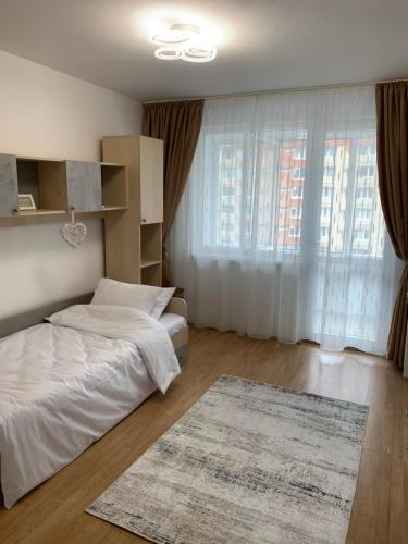 布拉索夫Victoriei Boulevard Private Apartment的一间带两张床的卧室和地毯