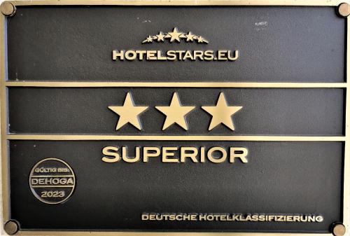 锡格马林根噶尼加戈霍夫酒店的上面有4星标志,有酒店标志