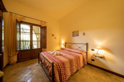 基亚恩尼Agriturismo Due Ponti的一间带床的卧室,位于带窗户的房间内