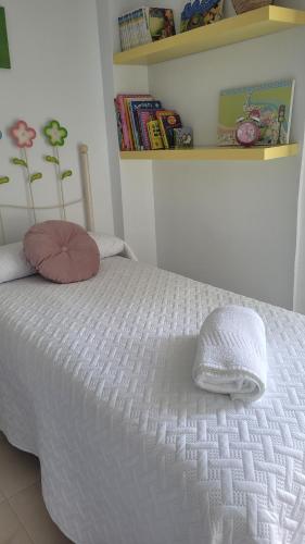 厄尔-汝姆披多Mi casita playera的卧室配有带白色棉被的床